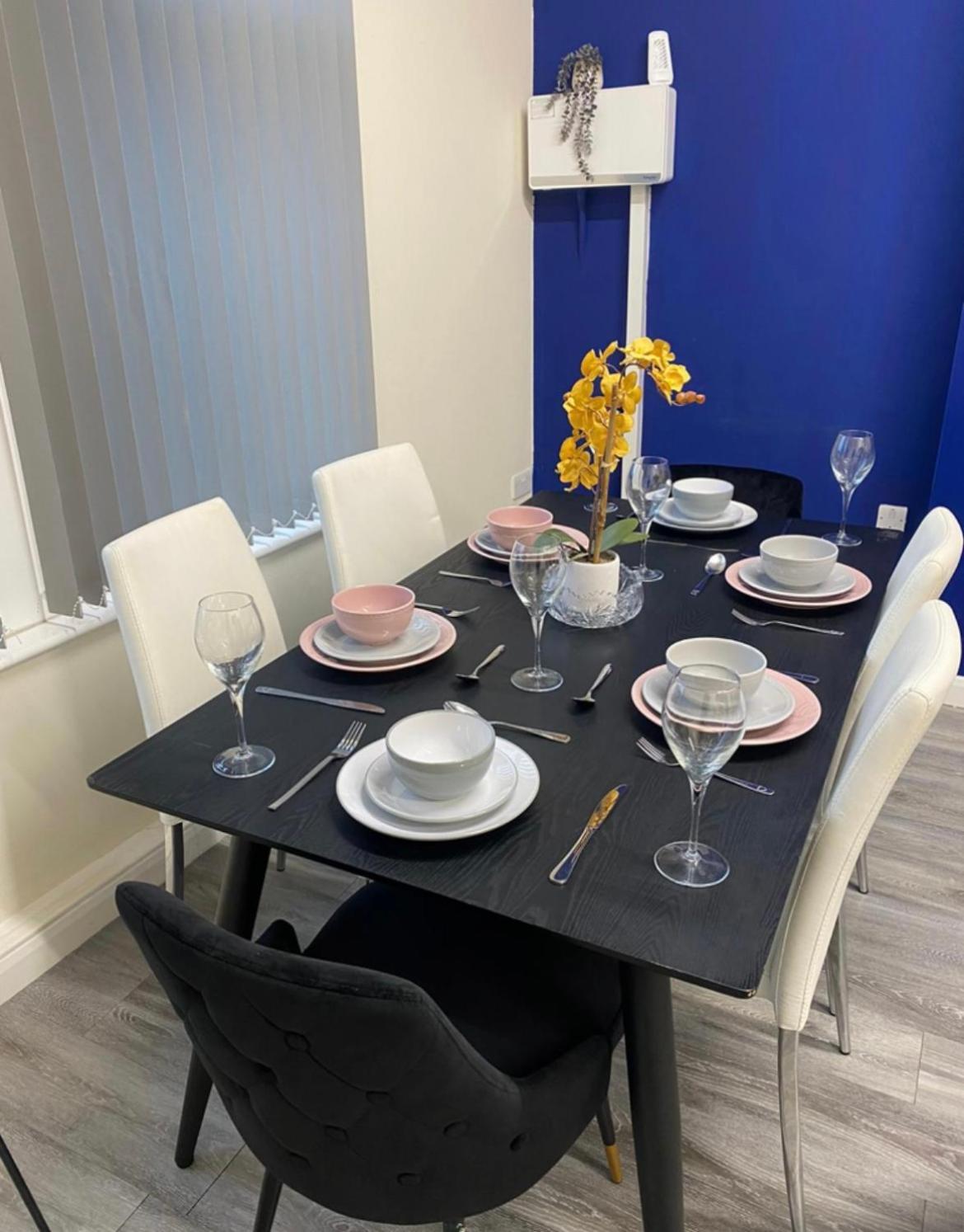 Betty'S Apartment- Metres From Train Station هاروغايت المظهر الخارجي الصورة