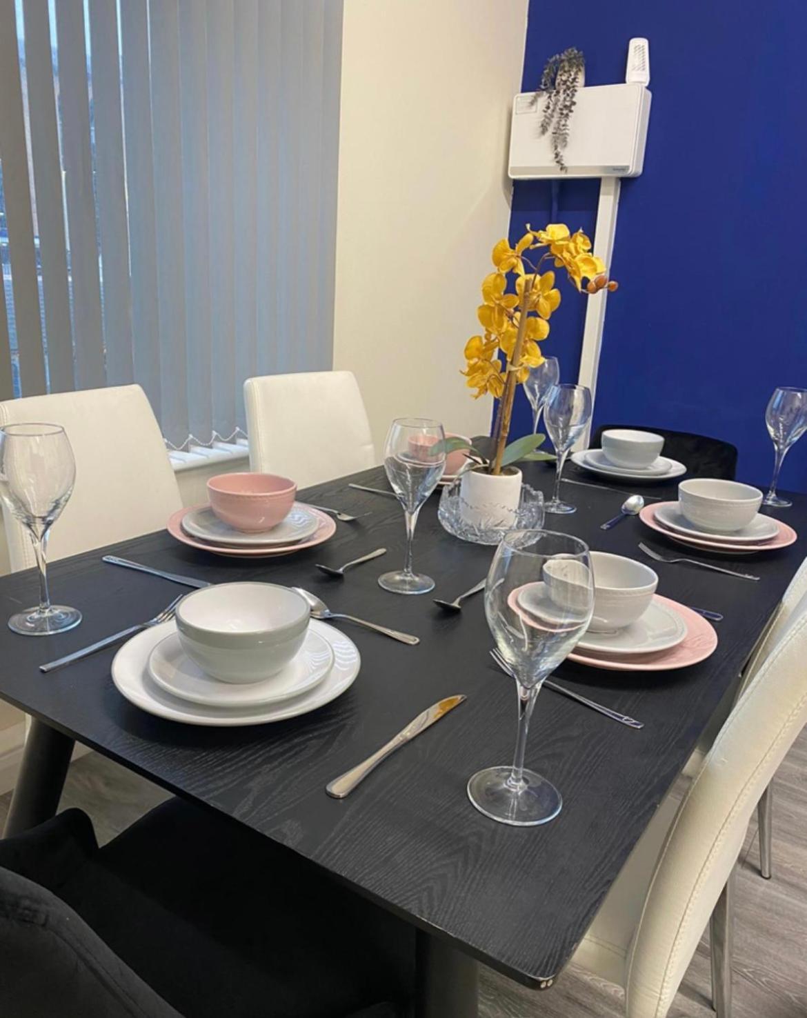 Betty'S Apartment- Metres From Train Station هاروغايت المظهر الخارجي الصورة
